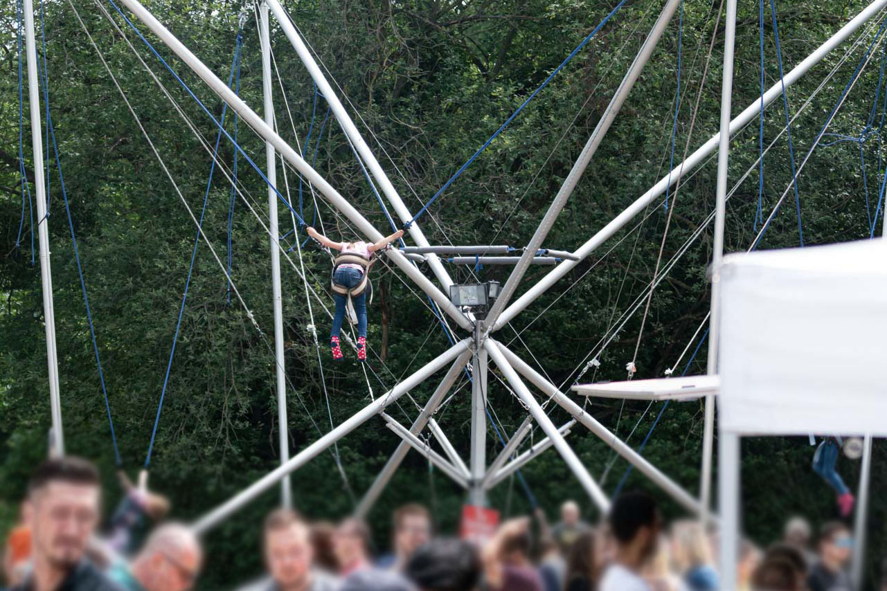 Attraktionen wie Bungeetrampolin, Hüpfburg, Kinderkarussell uvm.